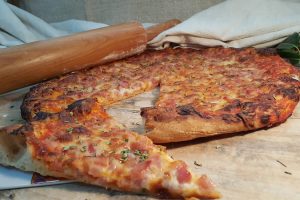 Pizzas: de xamón, bacon ou atún. Enteiras ou por racións